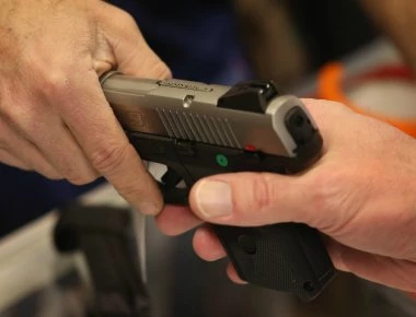 ΗΠΑ: Κατακόρυφη πτώση στις πωλήσεις όπλων και περιστρόφων μετά το Παρκλαντ - 8,5 και 11,6%